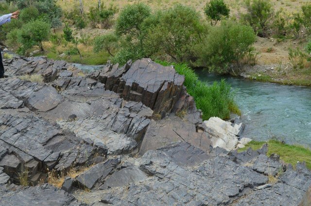 نقوش صخره‌ای در حاشیه رودخانه کوچری (قمرود) در محدود مخزن سد کوچری