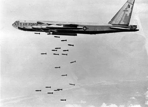  بمباران بمب افکن های آمریکایی بر سر مردم ویتنام
