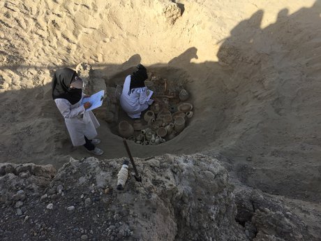 باستان‌شناسان درحال کاوش و ثبت یک گور سردابه‌ای تازه کشف شده