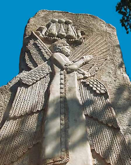 مجسمه يادبود كوروش که در شهر سیدنی استرالیا نصب شده؛ مجسمه اي كه بر اساس نقش برجسته معروف به «انسان بالدار » در پاسارگاد ساخته شده است