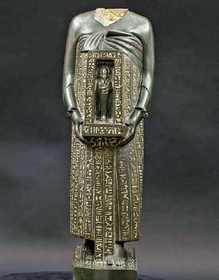 مجسمه اوجاهورسنت (رئیس پزشکان)  که در موزه واتیکان نگهداری می‌شود و عنوان افتخاری «مسوتر» (فرزند ايزد رع) به او اعطا شد. 