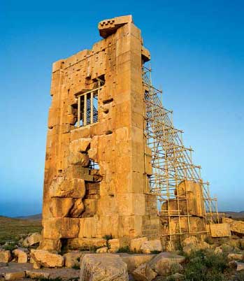 عليرضا شاپورشهبازي(باستان شناس دوره هخامنشي) كه با استناد به كتيبه اي كه در ديوار موسوم به برج زندان سليمان قرار گرفته، اين جا را آرامگاه كمبوجيه دانست