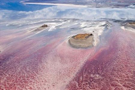 pH؛ دریاچه‌ی نمک ناترون گاهی به ۱۰٫۵ و دمای آن گاهی به ۶۰ درجه سانتی گراد می‌رسد