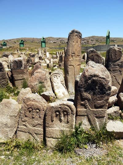 محوطه‌ی باستانی «یئری» قدمت این منطقه در مشکین  حدود چهار هزار سال قبل تخمین زده شده است