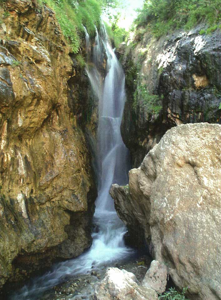 منظره آبشار گل آخور در زمستان عکس از مجید فرهمندی