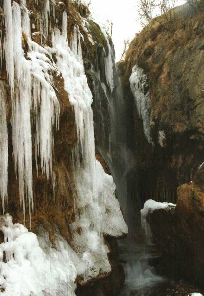 منظره آبشار گل آخور در زمستان عکس از مجید فرهمندی