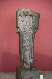 مجسمه شکسته داریوش پیدا شده در آپادانای شوش (موزه ایران باستان)