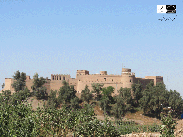 قلعه شوش ساخته شده توسط گروه فرانسوی با استفاده از آجرهای بدست آمده از محوطه باستانی تپه شوش