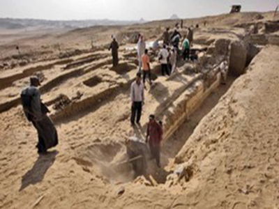  قایقی به عمر اهرام در مصر کشف شد.