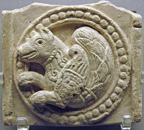 نقش برجسته ی گچی سیمرغ، سده ی 7 و 8 میلادی، محل کشف: چال طرهان، ایران، مکان نگهداری: موزه ی بریتانیا