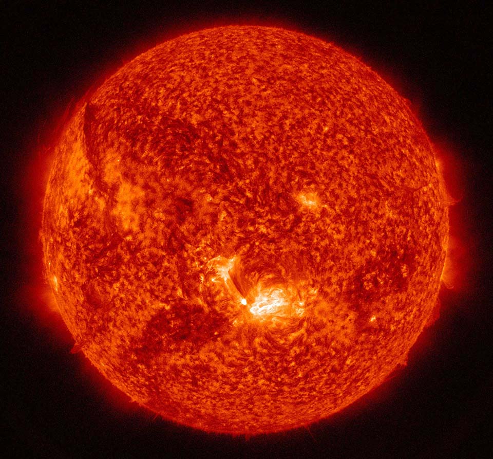 عکسی از خورشید که در طیف فرا بنفش ثبت شده است.                                                                                                                                                                                                                                                              