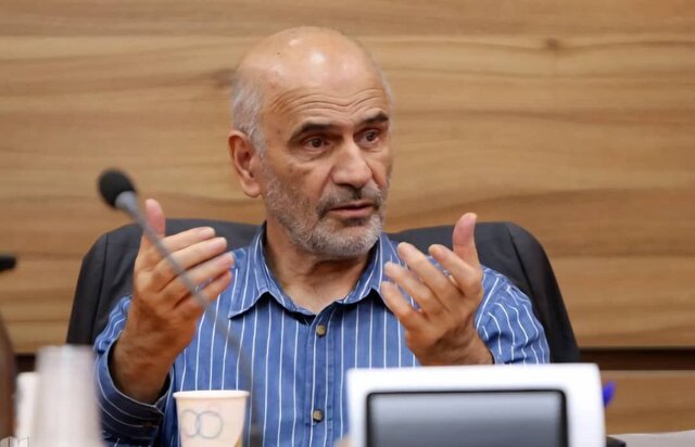 مومنی: شاغول نداریم/ سیاست های شکست خورده اقتصادی همچنان تکرار می شوند