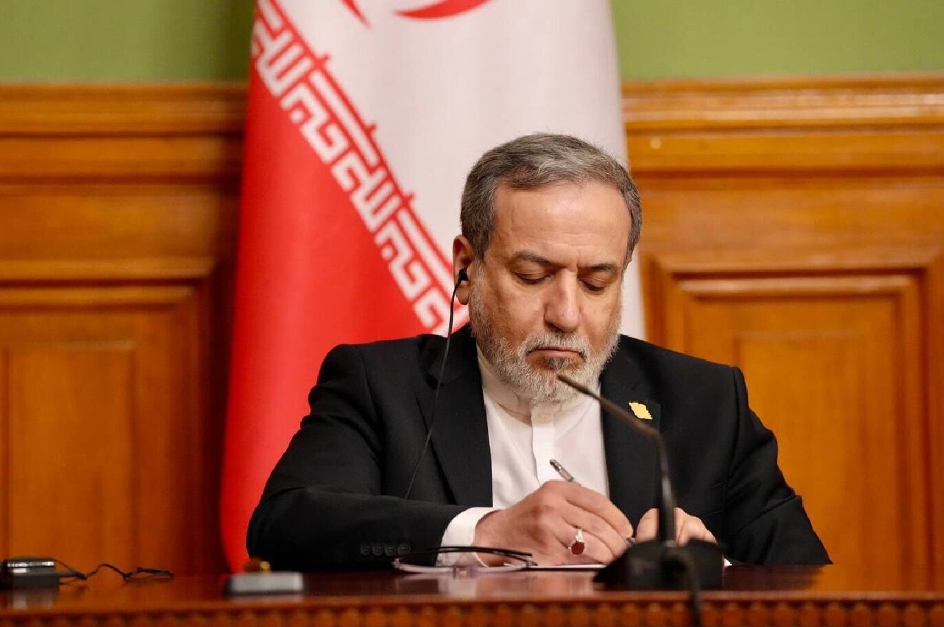 عراقچی: ثبات بازار جهانی انرژی در گرو انتخاب آمریکا است/ هرگونه تخاصم، پیامدهایی بسیار فراتر از منطق