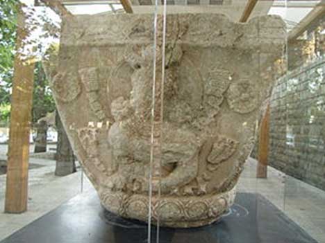 نمای آناهیتا بر روی یک سرستون در موزه تاق بستان