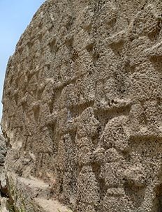 دسته‌های نیایشگران در  نقش برجستۀ کورنگ ان در ممسنی. (دوران عیلام)