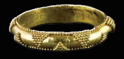  انگشتر طلا یی که 1200 پیش ازمیلاد یه دلایلی نامعلوم در اطراف معبد مدفون شده است.