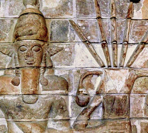 این نقش که ایزدبانوی لاما را در حال حفاظت از درخت خرما نشان می‌دهد. بر دیواره آجری نیایشگاه همراه با نقش گاو-مرد، به تناوب تکرار شده است.