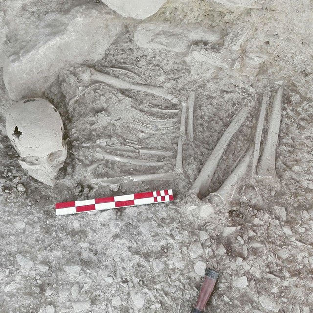 گونه تدفین چهارچینه سنگی در محوطه ۱۰۳ کاوش قبل از غرقاب شدن در پائیز ۹۴