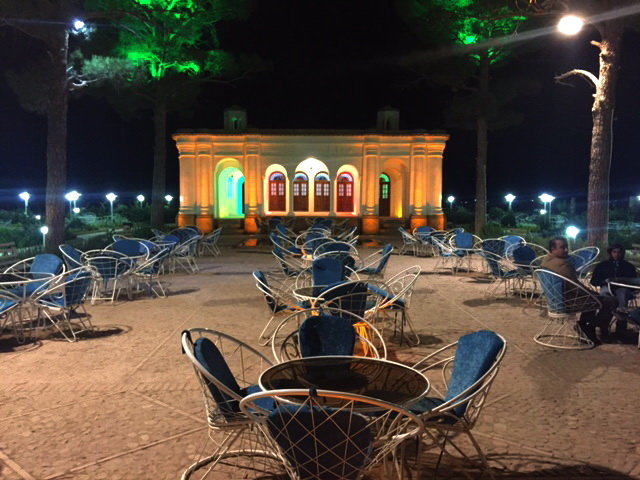 اتاق نقاشی، خوابگاه والی کرمان که مزین به نقوشی ظریف و طلاکاری شده است که در زمان ویرانی، از گزند آسیب‌ها در امان نماند