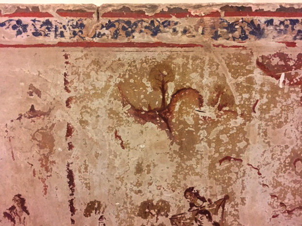 نقوش بازمانده در اتاق نقاشی که این روزها به روی بازدیدکنندگان بسته است تا محفظه‌های شیشه‌ای نصب و آماده بازدید شود