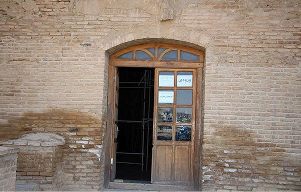 آثار رطوبت بر دیواره‌ بنای تاریخی گنبد سلطانیه