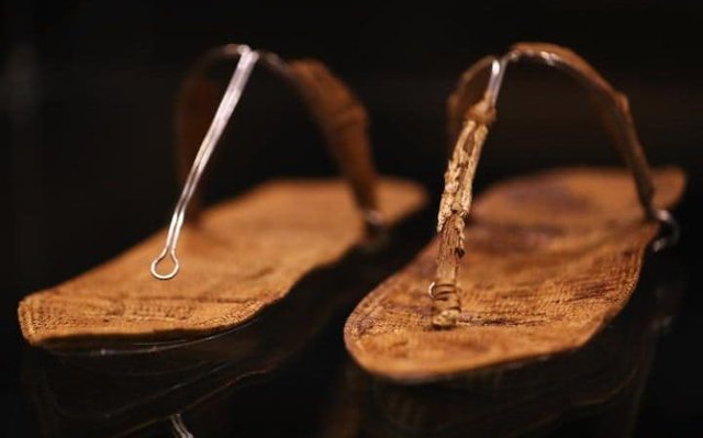 صندل‌های کشف شده در گور ملکه نفرتاری