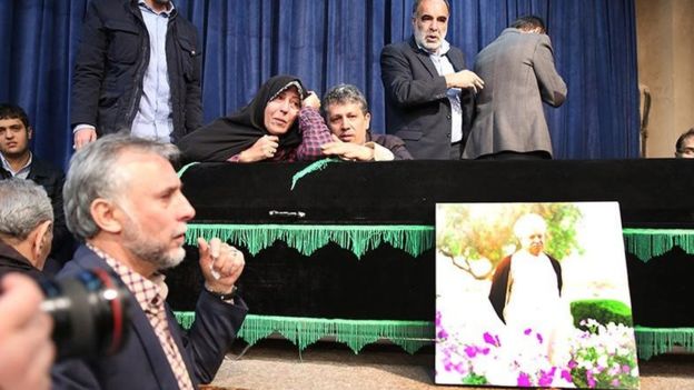 از راست مهدی و فاطمه هاشمی بر سر پیکر پدرشان در جماران. مهدی هاشمی از زندان اوین مستقیم به بیمارستان برده شده بود 