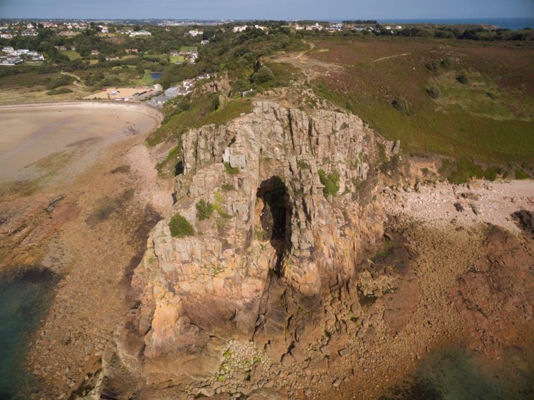 غار ساحلی لا کوت دی سنت برالید(La Cotte de St Brelade) واقع در جزیره جرسی