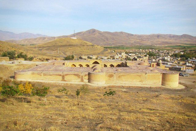 روستا و قلعه فرسنج در همدان