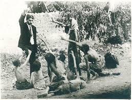 یکی از مسئولان کوچ ارامنه با نشان دادن تکه نانی به آنان،مشغول آزار و اذیت و شکنجه شان است. 