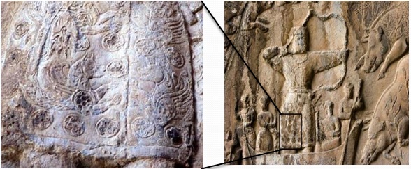 نقش سیمرغ بر حاشیه‌ی لباس خسرو دو در نقش برجسته‌‍ی تاق بستان