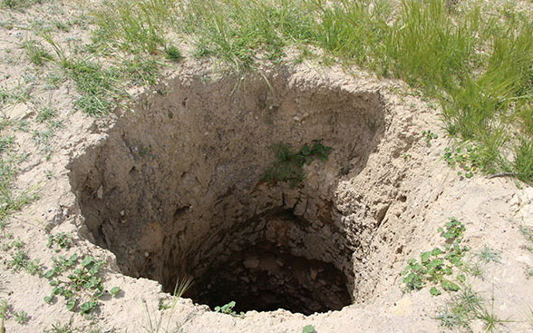 حفاری‌های گسترده غیرمجاز بر روی تپه های باستانی شهر سرمشهد، تهدیدی جدی برای این شهر است