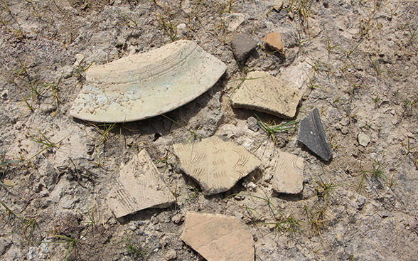 سفال‌های پراکنده در محوطه‌ی شهر باستان سرمشهد