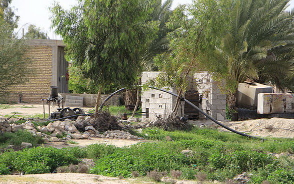 لوله‌های آب که از چاه‌های زیرزمینی برای آبیاری زمین‌های کشاورزی به سراسر محوطه باستانی کشیده شده‌اند