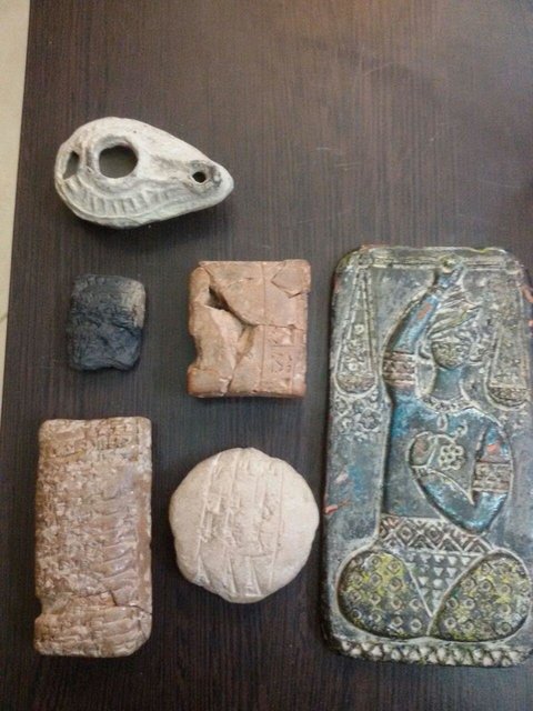 آثار تاریخی کشف‌شده از قاچاقچیان عتیقه در شهرستان ورامین