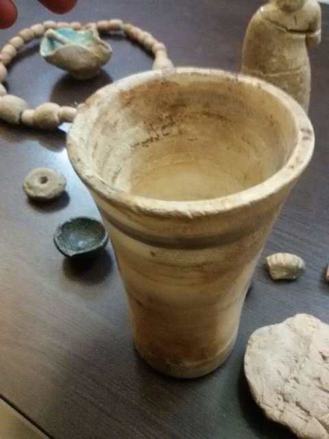  آثار تاریخی کشف‌شده از قاچاقچیان عتیقه در شهرستان ورامین 