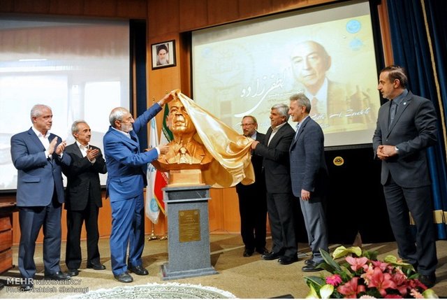 رونمایی از سردیس پروفسور لطفی زاده در دانشگاه تهران