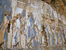 در اين نقش برجسته، جسد گئومات را زير پاي داريوش مي‍بينيد. داريوش می‌گوید توانسته تخت شاهي را از يك دروغگو پس بگيرد و دوباره درخاندان درست قراردهد