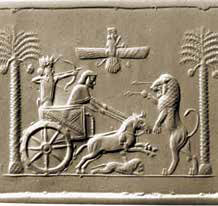 اسب‌هاي او هم چنان قدرتمندند كه شيري را زير پا گرفته و كشته‌اند. تصوير اهورامزدا بر بالاي اين مُهر نقش بسته تا نشان دهد كه داريوش داراي نيروي ايزدي است