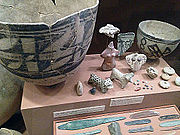 برخی از آثار بدست‌آمده از تپه چغامیش که در مؤسسه خاورشناسی دانشگاه شیکاگو نگهداری می‌شدند.