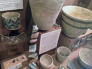 برخی از آثار بدست‌آمده از تپه چغامیش که در مؤسسه خاورشناسی دانشگاه شیکاگو نگهداری می‌شدند. 