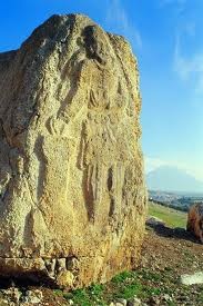 (تصویر8) – نقش برجسته صخره‌ای شاهزاده پارتی در حال نثار قربانی در برابر آتشدان، 