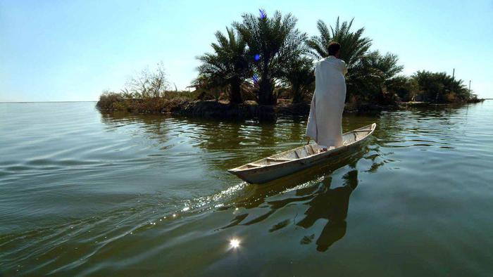 روستای سراخیه در میان تالاب شادگان