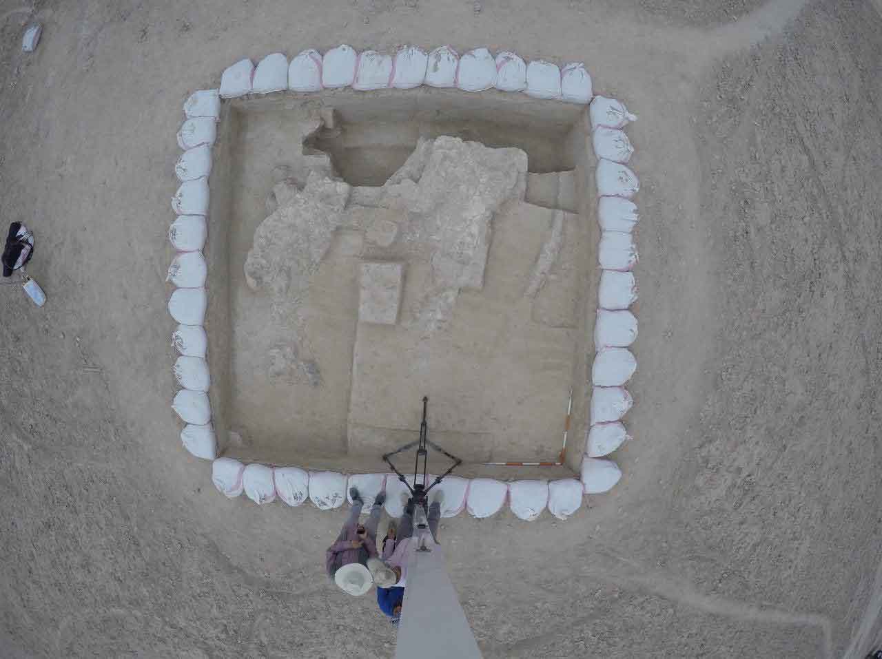 کشف آجرهای شاخص دورۀ هخامنشی در کاخ چرخاب 