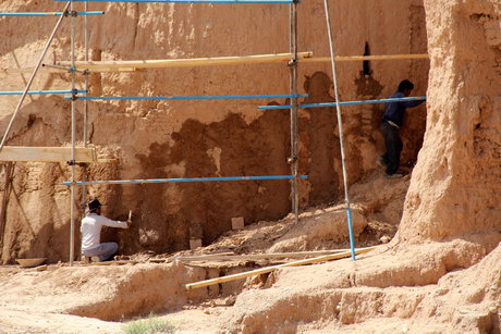 مرمت دیواره‌های فروریخته