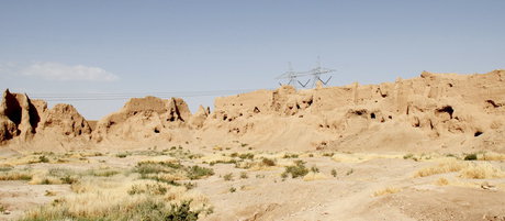 نصب دکل برق در عرصه بنای تاریخی