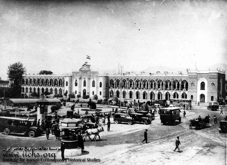  ساختمان بلدیه در قسمت شمالی میدان توپخانه بنا شد که تا اوایل دهه ۴۰ پا برجا بود.
