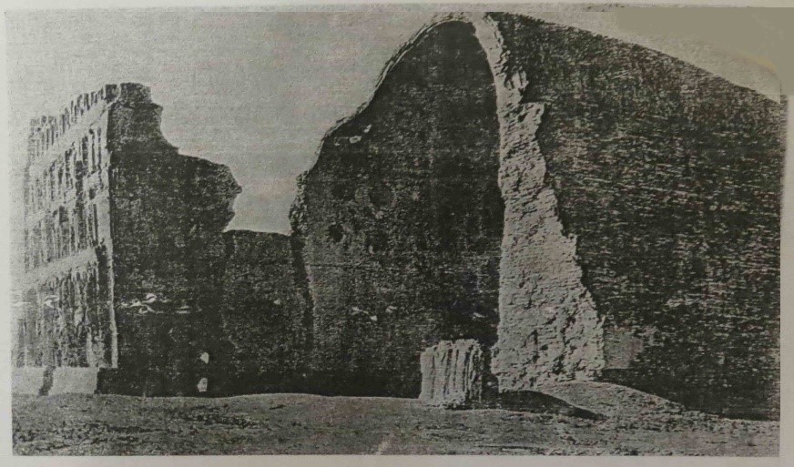 تصویر 8 – نمای جانبی ایوان کسری (نصیری انصاری،1350:150)