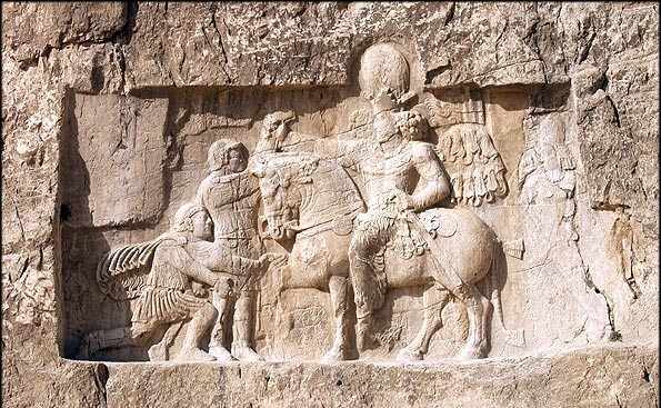 غلبه شاپور اول بر والرین و فیلیپ عرب و زانو زدن والرین بر شاه ایران – در سنگ نگاره‌های نقش رستم