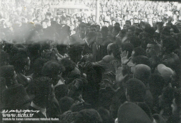 مظفر بقایی کرمانی در میان یکی از اجتماعات روز ۳۰ تیر در تهران